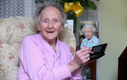 Новости - Очень старенькая бабушка, всем сердцем любящая свою портативную консоль